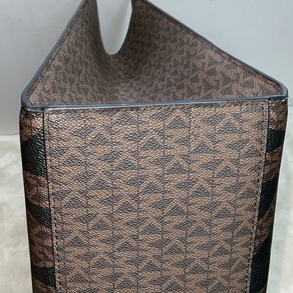 Michael Kors ‘Everly’ XL Satchel - Picture 5 of 10